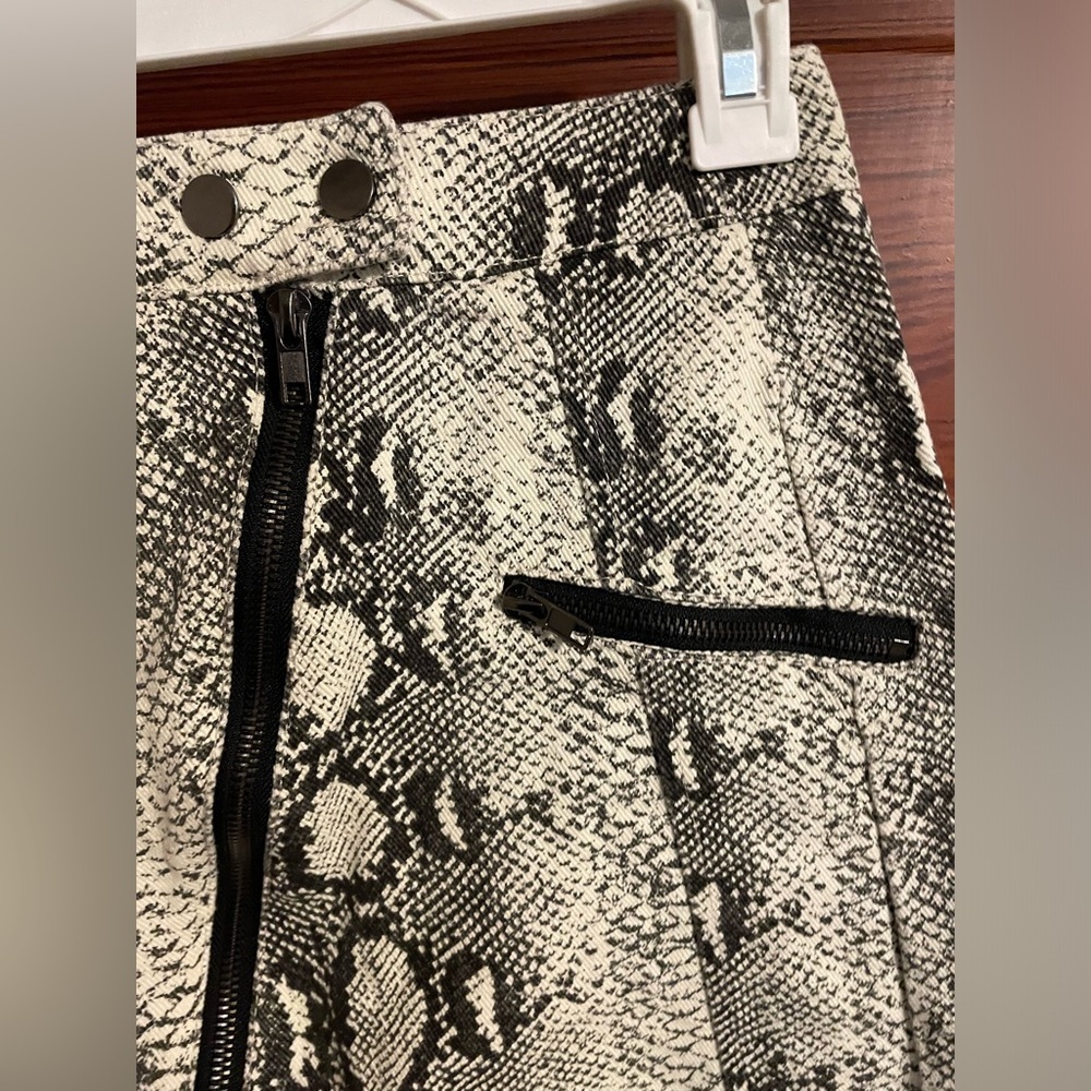 RedBerry Fashion// Francesca‘s Snakeskin Skirt *make offers* - Picture 4 of 8